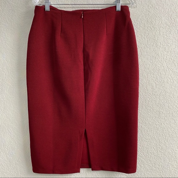 H&M Wine colored skirt with zipper back and slit. - Picture 3 of 11